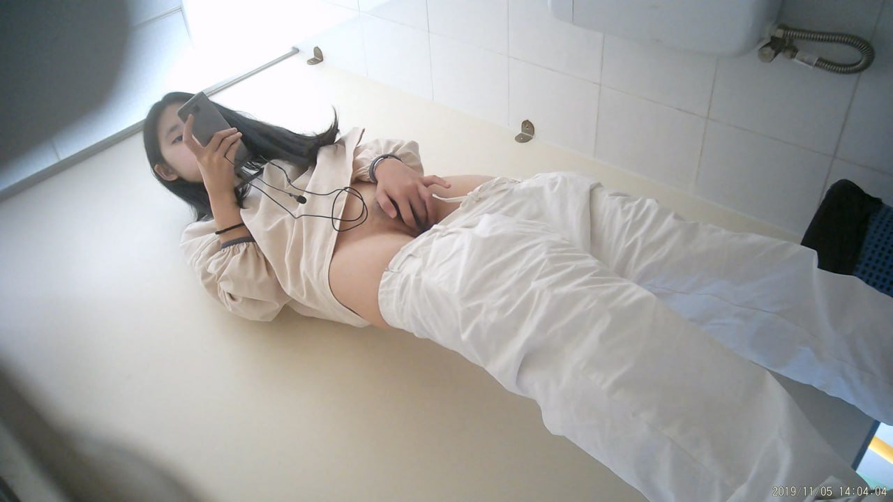 Chinese girl in public w.c. #hSwxeBna