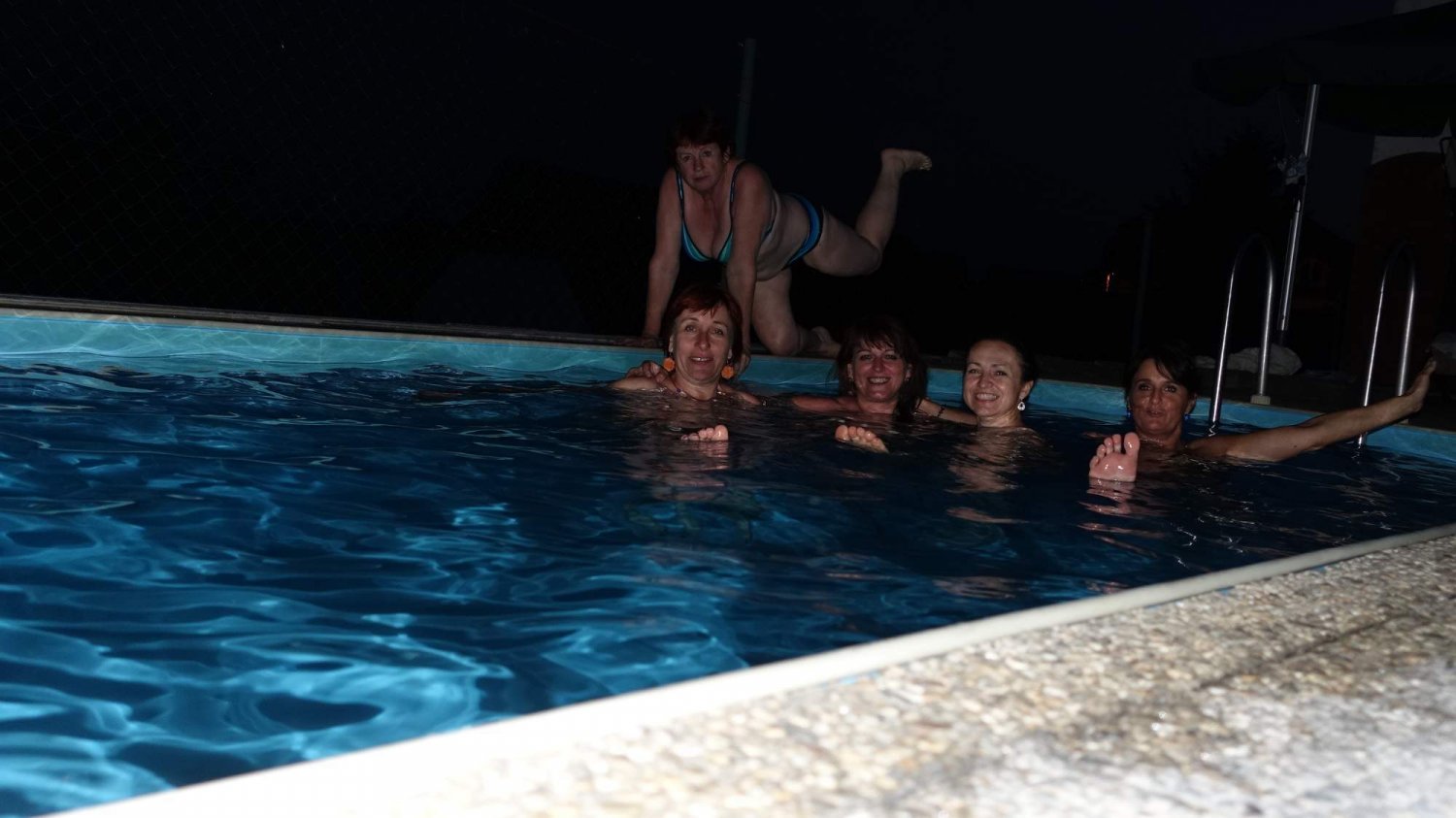 French mature pool party #dOxssAfU